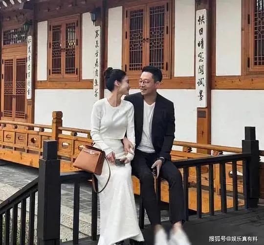 汪小菲大婚当天S妈发6条帖子 豪门恩怨引关注